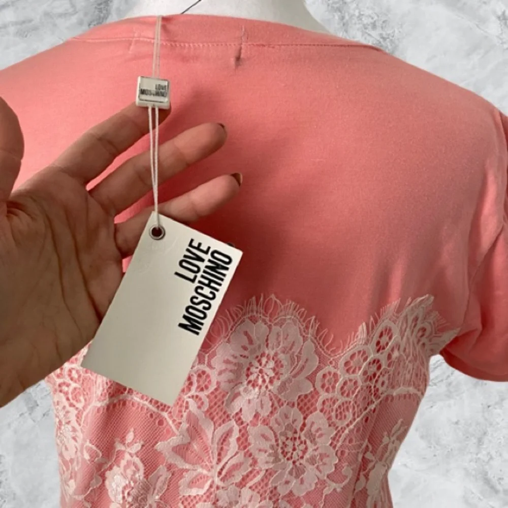 ɴᴡᴛ ᴍᴏꜱᴄʜɪɴᴏ ʙᴀʀʙɪᴇ ɢʀᴀᴘʜɪᴄ ᴛ-ꜱʜɪʀᴛ ᴅʀᴇꜱꜱ - Picture 8 of 11